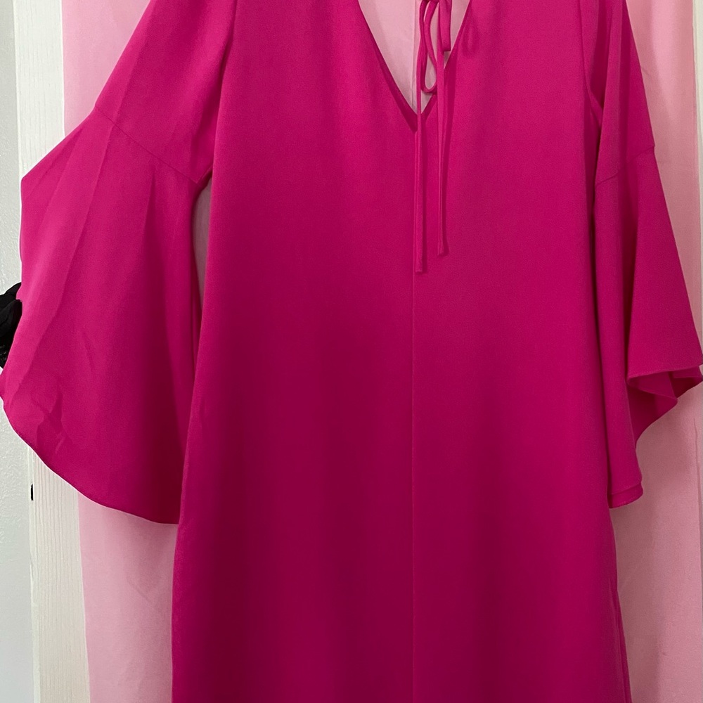 Straight-cut mini. bell sleeves. V-neck/back/tie. - Picture 2 of 6